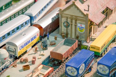 Frankfurt, Almanya - 11 Mart 2021: Plastik insanlar bir sonraki trende kargo yüklemek için tren istasyonunda bekliyorlar.