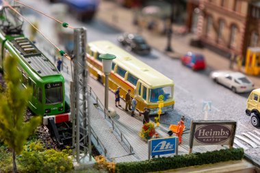 Frankfurt, Almanya - 11 Mart 2021: Plastik figürler bir sonraki otobüs durağında bekliyor..