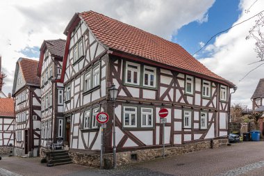 Lich, Almanya - 16 Mart 2021: Lich, Almanya 'daki eski keresteli evlere bakın. Lich 'in hala 15. yüzyıldan kalma evleri olan neredeyse yok edilmemiş eski bir kasabası var..