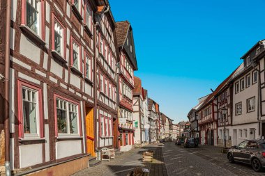 Lich, Almanya - 16 Mart 2021: Lich, Almanya 'daki eski keresteli evlere bakın. Lich 'in hala 15. yüzyıldan kalma evleri olan neredeyse yok edilmemiş eski bir kasabası var..