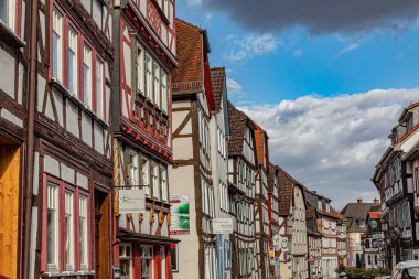 Lich, Almanya - 16 Mart 2021: Lich, Almanya 'daki eski keresteli evlere bakın. Lich 'in hala 15. yüzyıldan kalma evleri olan neredeyse yok edilmemiş eski bir kasabası var..