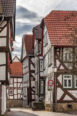 Lich, Almanya - 16 Mart 2021: Lich, Almanya 'daki eski keresteli evlere bakın. Lich 'in hala 15. yüzyıldan kalma evleri olan neredeyse yok edilmemiş eski bir kasabası var..