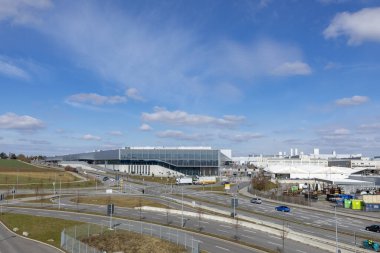 Sindelfingen, Almanya - 20 Mart 2021: Sindelfingen 'de Mercedes Benz' in yeni elektrikli araba fabrikası. Modern elektrikli arabalar için büyük bir üretim hattı..