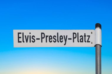 Bad Nauheim, Almanya - 24 Mart 2021: Bad Nauheim, Almanya 'da sokak adı Elvis Presley Platz (square).