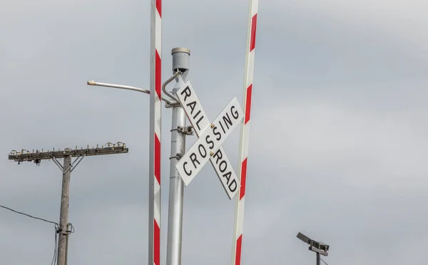 Señal Cruce Ferrocarril América Bajo Cielo Nublado —  Fotos de Stock