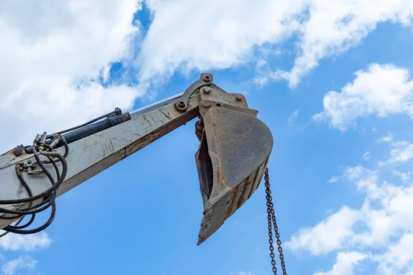 Tung Grävskopa Molnig Och Blå Himmel Detalj — Stockfoto