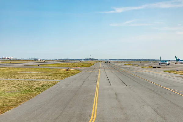 Start Landingsbaan Met Vliegtuigen Internationale Luchthaven Van Boston Usa — Stockfoto