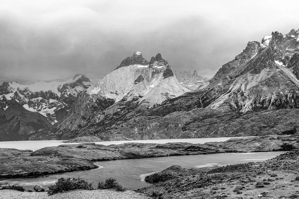 칠레의 파타고니아에 경치좋은 산들의 토레스델 — 스톡 사진