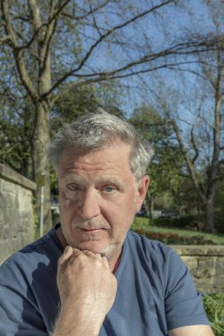 Halk bahçesindeki çekici adamın portresi.