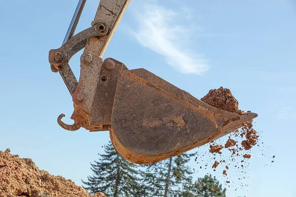 Detalj Grävmaskin Skopa Fylld Med Jord Blå Himmel — Stockfoto