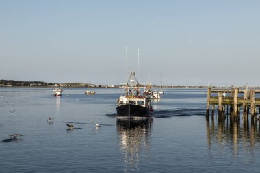 Gün batımında Provincetown 'daki Pier' den gelen gemilere romantik bir bakış açısı