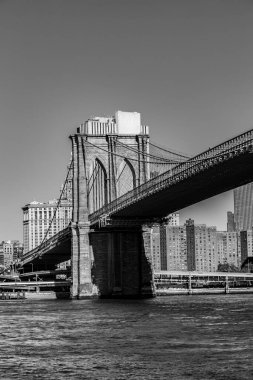 Brooklyn Köprüsü 'nde öğleden sonra güneş Brooklyn tarafından görüldü.