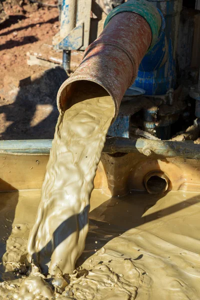 Água Misturada Com Loam Furo Perfuração Uma Máquina Perfuração Fonte — Fotografia de Stock