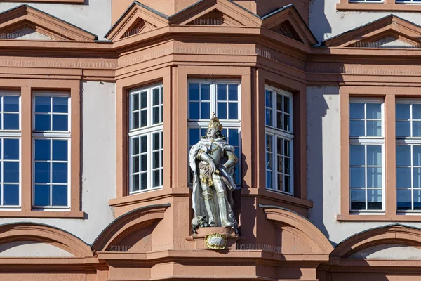 德国美因茨古腾堡博物馆正面装饰有罗马皇帝的雕像 — 图库照片