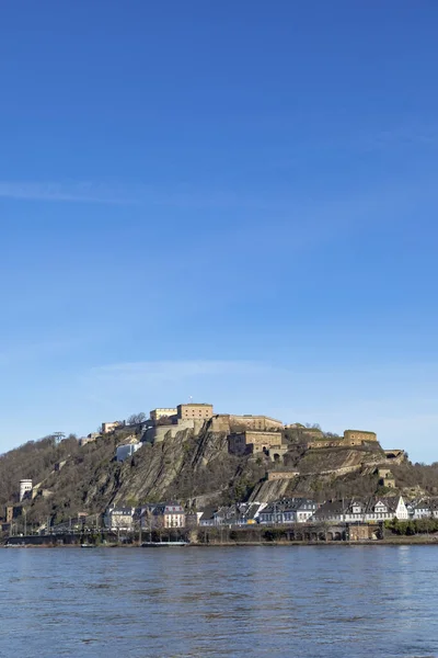 Φρούριο Ehrenbreitstein Στο Koblenz Της Γερμανίας Κάτω Από Τον Γαλάζιο — Φωτογραφία Αρχείου