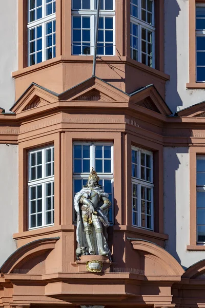 德国美因茨古腾堡博物馆正面装饰有罗马皇帝的雕像 — 图库照片