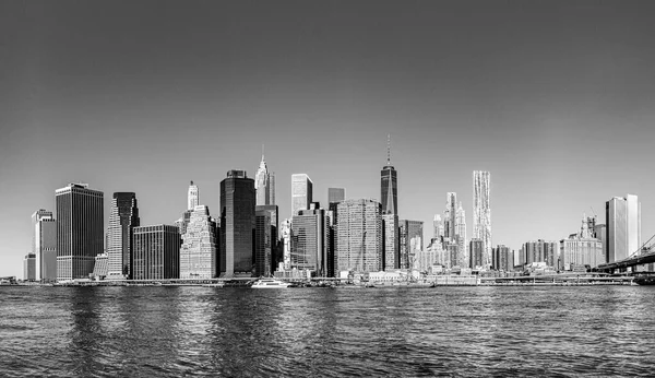 晴れた日にブルックリン側から見たマンハッタンのスカイライン — ストック写真