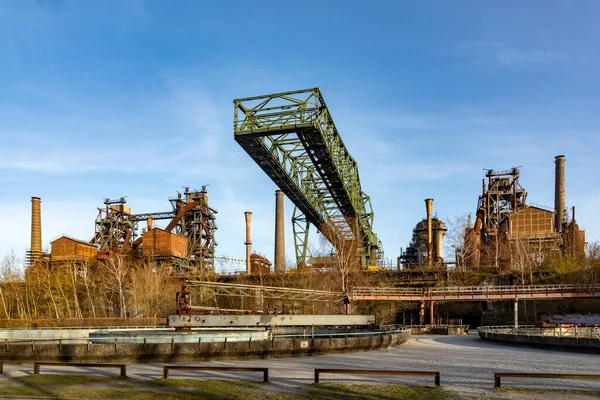 Duisburg土地审计员公园的老工业大楼 — 图库照片