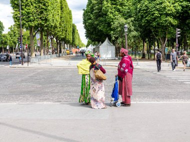 Paris, Fransa - 12 Haziran 2015: Yerel giysili siyahlar Paris 'in göbeğinde Champs de Elysees' de sohbet ediyorlar..