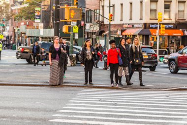 New York, ABD - 20 Ekim 2015: İnsanlar Brooklyn, New York 'ta Atlantik Bulvarı' nda yaya geçidinde sarı ışıkla karşıdan karşıya geçiyor..