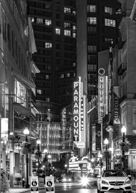 BOSTON, ABD - SEP 13, 2017: Boston, Massachussets 'teki tarihi tiyatro bölgesine Paramount tiyatro reklamlarıyla birlikte bakın. Paramount, Boston 'da konuşan sinema filmlerini oynayan ilk sinema salonlarından biriydi..