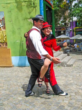 BUENOS AIRES, ARGENTINA - 26 Ocak 2015: Caminito Caddesi, Buenos Aires, Arjantin 'de tango dansçısı pozu. Caminito, La Boca 'da geleneksel bir ara sokaktır..