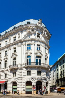 Viyana, Avusturya - 24 Nisan 2015: Viyana, Avusturya 'da ünlü kahve kafesi Griensteidl. 1847 'de kurulan Griensteidl, genç Viyana sanatçılarının 1990' da yeniden açılan bir buluşma noktasıydı..