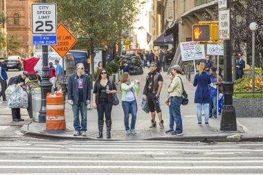 New York, ABD - 21 Ekim 2015: New York 'un batısındaki Central Park' ta insanlar New York, ABD 'de caddenin karşısına geçmek için yeşil ışık bekliyor.