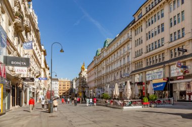 Viyana, Avusturya - 25 Nisan 2015: Avusturya 'nın Viyana kentindeki Graben Caddesi' nin en ünlü yaya caddelerinden birinde turistler yürüyor..