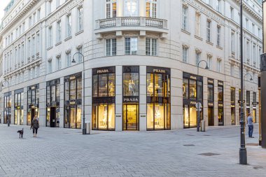 Viyana, Avusturya - 25 Nisan 2015: Yabancı turistler Viyana 'yı ziyaret etmek ve ünlü Graben caddesindeki Prada mağazasına alışverişe gitmek için.