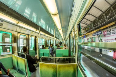 Paris, Fransa - 10 Haziran 2015: Paris, Fransa 'da bir metro treninde turistler ve yerel halk. Paris 'i yılda 30 milyondan fazla insan ziyaret ediyor.