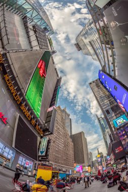 NEW YORK, ABD - OCT 21, 2015: Times Meydanı, Broadway tiyatroları ve çok sayıda LED işareti ile birlikte, New York ve ABD 'nin bir sembolüdür..
