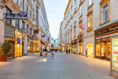 Viyana, Avusturya - 26 Nisan 2015: İnsanlar Graben 'i gece ziyaret ediyor. Graben sokağı Avusturya 'nın başkenti Viyana' nın en tanınmış caddelerinden biridir..