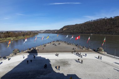 Koblenz, Almanya - 14 Şubat 2021: Deutsches Eck / Alman Köşesi: Mosel Nehri 'nin Ren Nehri' ne katıldığı Almanya 'nın Koblenz kentinde bir burnun adı.