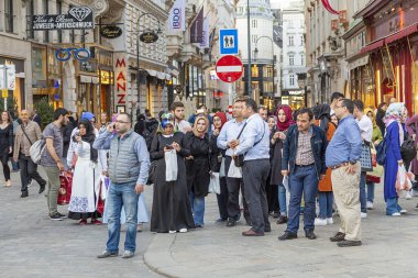 Viyana, Avusturya - 25 Nisan 2015: Avrupa ve Arap ülkelerinden yabancı turistler tarihi yerleri görmek ve ünlü Graben caddesinde alışverişe gitmek için Viyana 'yı ziyaret ediyorlar.