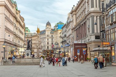 Viyana, Avusturya - 25 Nisan 2015: Avrupa ve Arap ülkelerinden yabancı turistler tarihi yerleri görmek ve ünlü Graben caddesinde alışverişe gitmek için Viyana 'yı ziyaret ediyorlar.