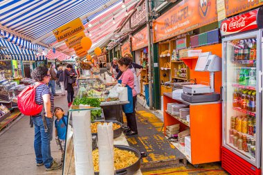 Viyana, Avusturya - 28 Nisan 2015: Viyana 'daki Naschmarket' in tadını çıkarın. Avusturya 'daki 16. yüzyıldan beri Naschmarkt' a gelen insanlar yerel üreticilerin farklı ürünlerinin tadını çıkarıyorlar..