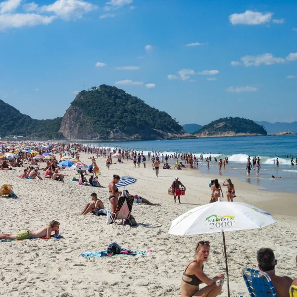 Brasile Rio Janeiro Agosto 2015 Gente Gode Spiaggia Copacabana Una — Foto Stock