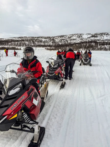 Инари Финляндия Апреля 2015 Года Люди Снегоходах Время Тура Инари — стоковое фото