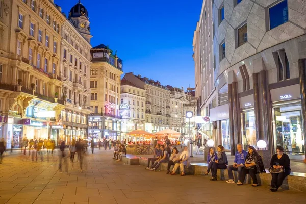 Wenen Oostenrijk April 2015 Mensen Bezoeken Graben Nachts Wenen Graben — Stockfoto