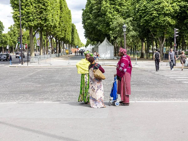 Paris Frankrike Juni 2015 Färgade Människor Lokal Klänning Har Chatt — Stockfoto