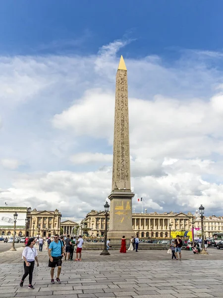 フランス 2015年6月12日 観光客と夏の日にパリのコンコルド広場の中心部にあるルクソールObelisk — ストック写真