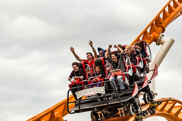 Coney Island Usa Oktober 2015 Mensen Rijden Graag Achtbaan Coney — Stockfoto