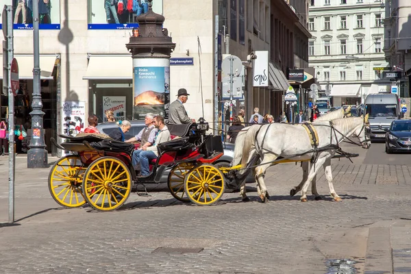 Вена Австрия Апреля 2015 Года Люди Наслаждаются Конной Каретой Fiaker — стоковое фото