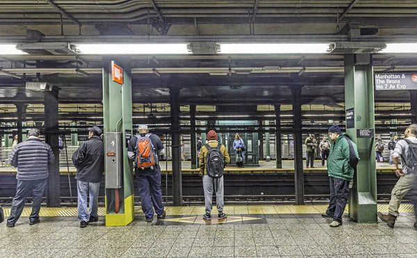 New York Usa Oct 2015 Mensen Wachten Metrostation Wall Street — Stockfoto