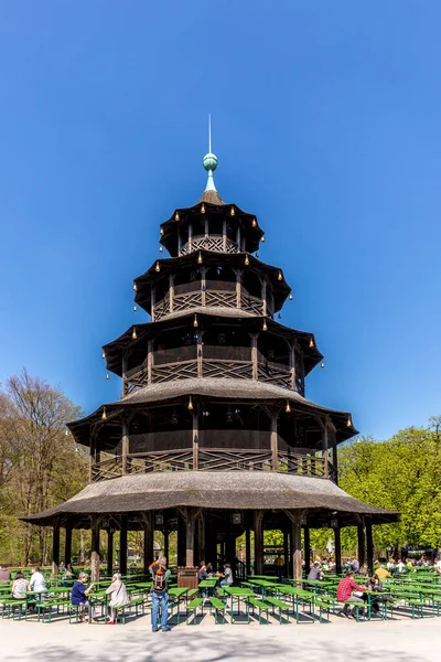 2015年4月20日 ドイツ バイエルン州ミュンヘンのイングリッシュガーデンにある中国式タワー近くの美術館 — ストック写真