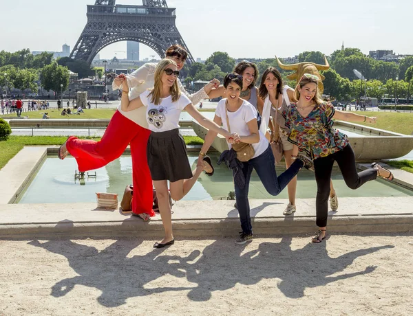 Paryż Francja Czerwca 2015 Ludzie Zwiedzają Zabytki Paryża Czekają Zielone — Zdjęcie stockowe