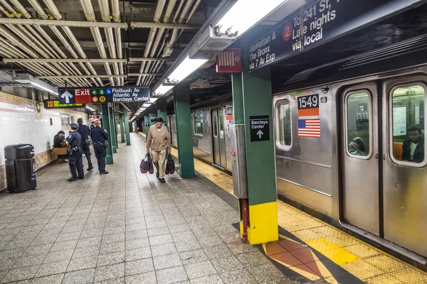 New York Oktober 2015 Mensen Wachten Het Metrostation Barclays Brooklyn — Stockfoto