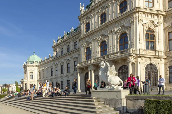 Vienna Austria April 2015 People Enjoy Visiting Belvedere Palace Summer — Stock Photo, Image