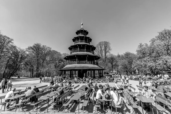 Monachium Niemcy Kwietnia 2015 Ludzie Cieszą Się Biergarten Pobliżu Chińskiej — Zdjęcie stockowe